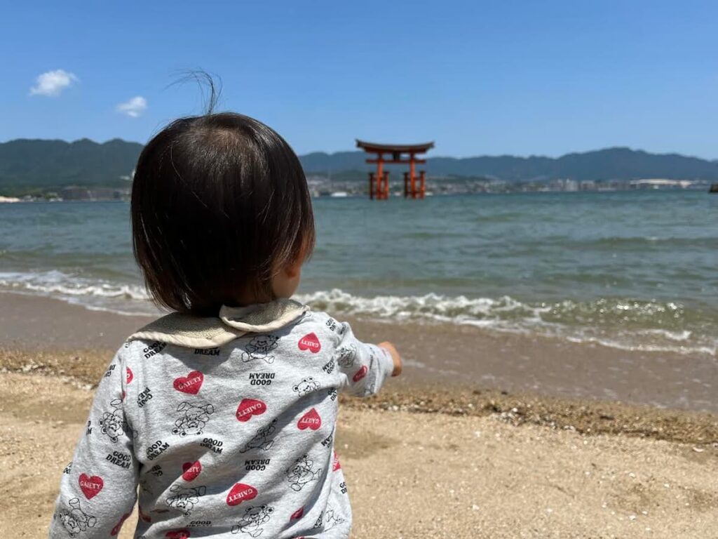 厳島神社の鳥居を見つめる子供の画像