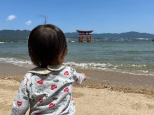 厳島神社の鳥居を見つめる子供の画像