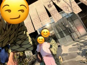 福田屋の暖簾と家族写真