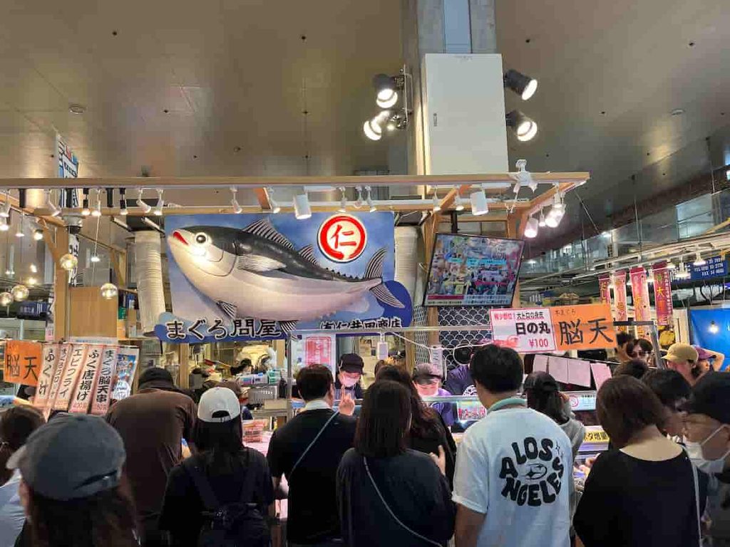 【山口旅行log】川棚グランドホテルお多福|唐戸市場・ふくふくこども館を巡る旅 2026.7.31-8.1 2 朝からにぎわう唐戸市場の写真