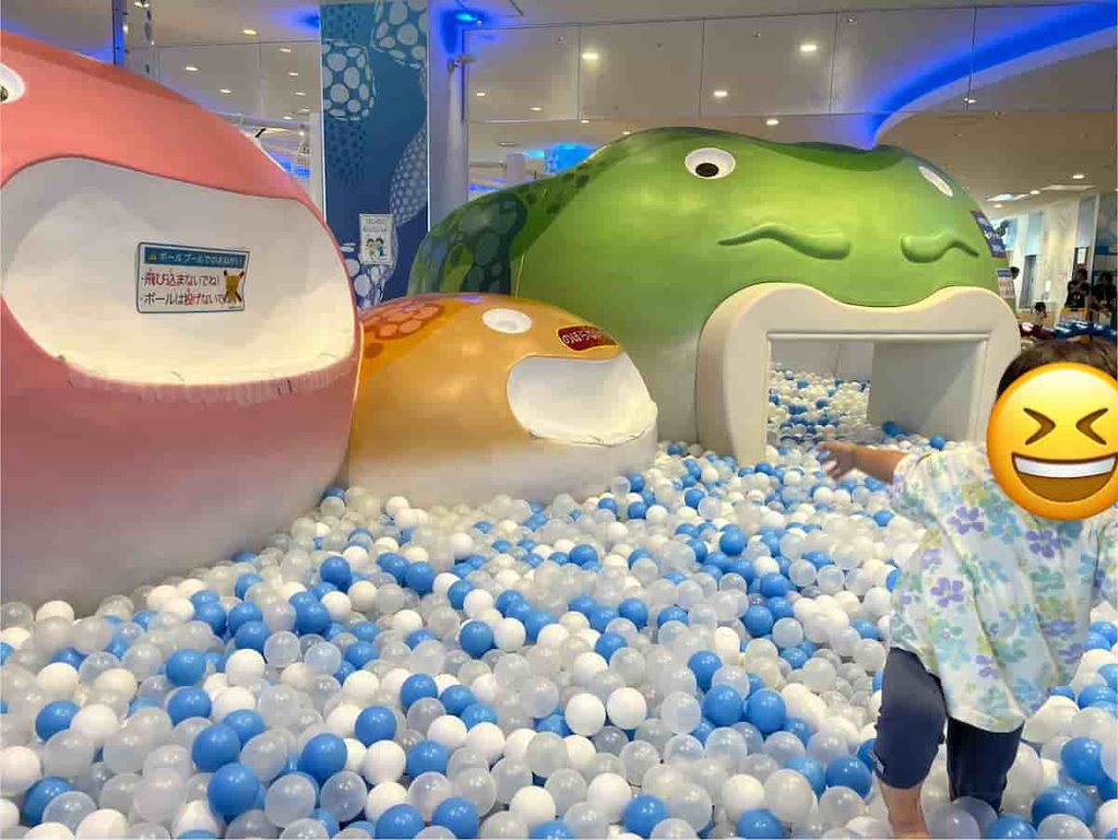 【山口旅行log】川棚グランドホテルお多福|唐戸市場・ふくふくこども館を巡る旅 2026.7.31-8.1 4 ふくふく子供館で大はしゃぎする子供の写真