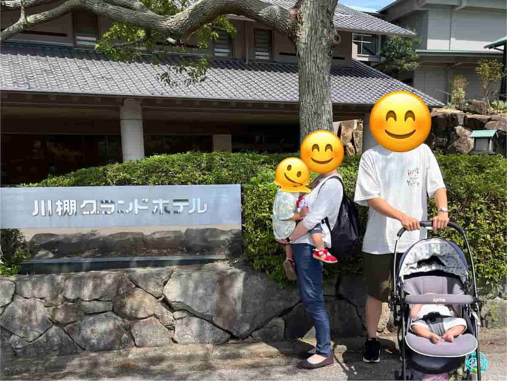 【山口旅行log】川棚グランドホテルお多福|唐戸市場・ふくふくこども館を巡る旅 2026.7.31-8.1 5 川棚グランドホテルお多福の前で撮った家族写真