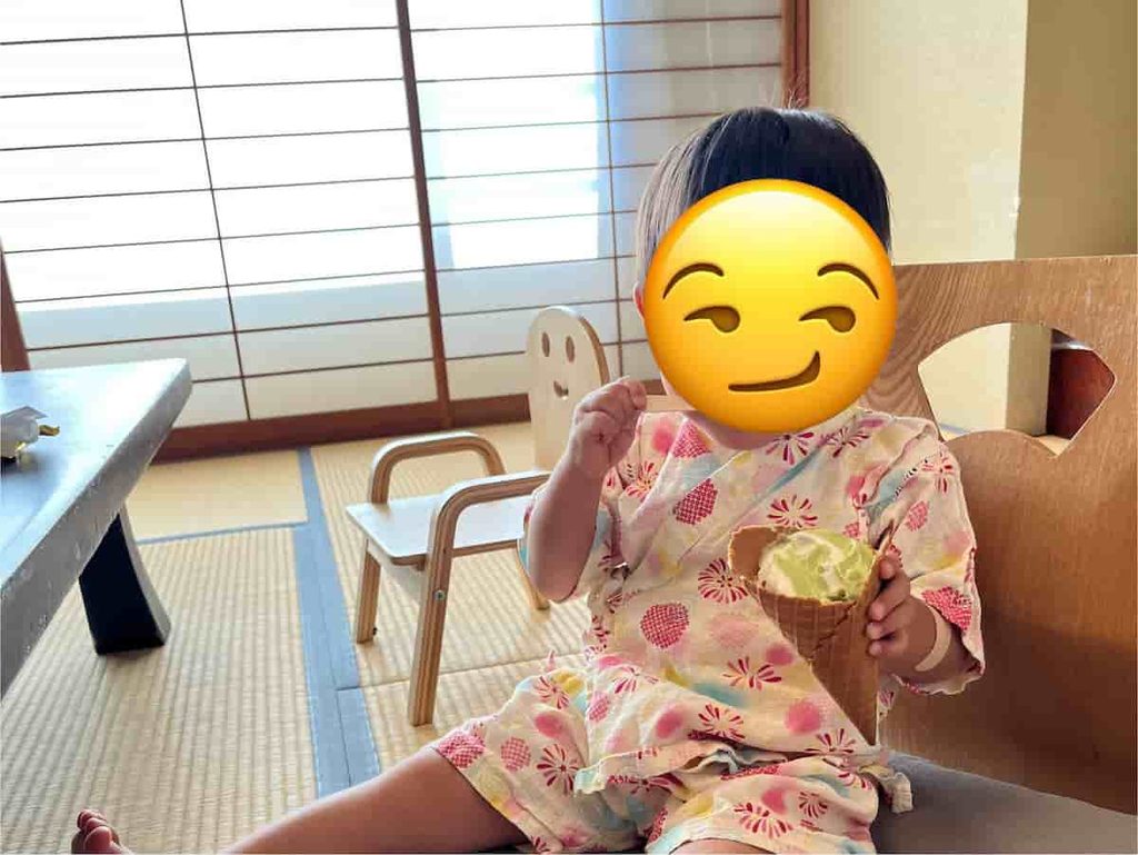 【山口旅行log】川棚グランドホテルお多福|唐戸市場・ふくふくこども館を巡る旅 2026.7.31-8.1 7 湯上りにソフトクリームをたべる娘の写真