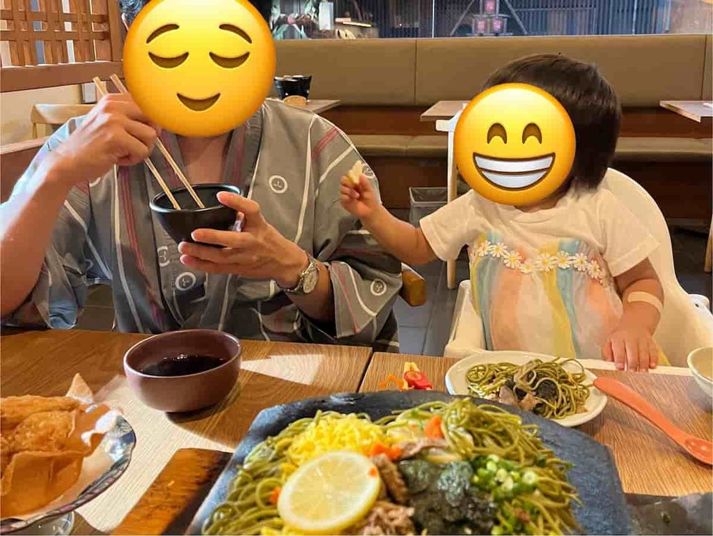 【山口旅行log】川棚グランドホテルお多福|唐戸市場・ふくふくこども館を巡る旅 2026.7.31-8.1 8 瓦そば本店お多福でレモンをパパに食べさせようとしている娘の写真