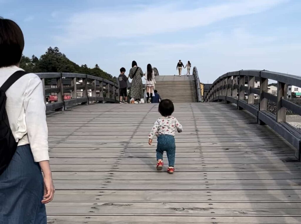 【厳島神社&錦帯橋旅log】山口と広島の名所を巡る旅|じーじとばーばとの家族旅行第4弾 2025.5.31-6.1 9 錦帯橋を堂々とわたる子供の写真