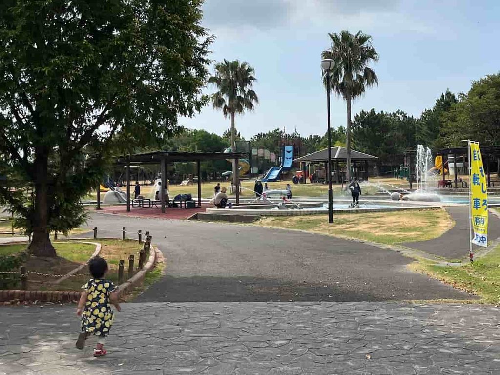 【無料スポット】干潟よか公園のプールと佐賀空港へ 2 干潟よか公園のプール横を走り抜ける子供の写真