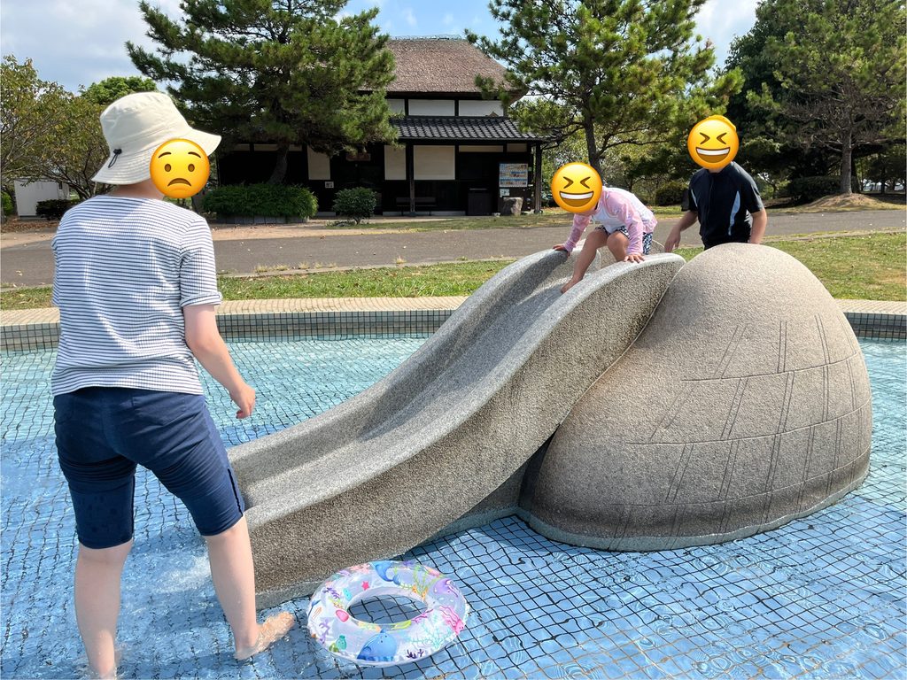 【無料スポット】干潟よか公園のプールと佐賀空港へ 3 干潟よか公園のプールにある滑り台で遊ぶ写真