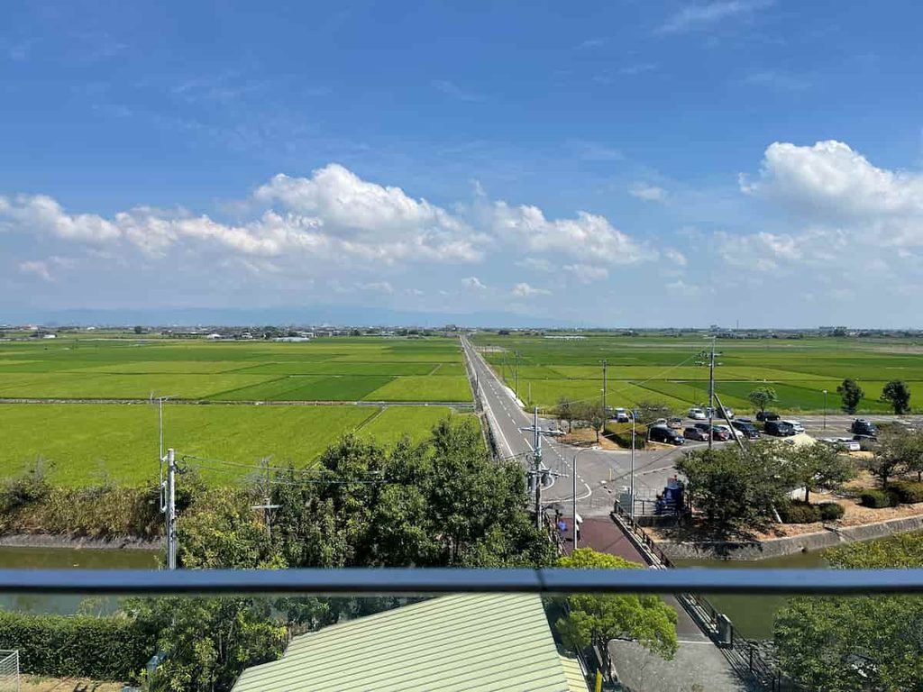 【無料スポット】干潟よか公園のプールと佐賀空港へ 5 東よか干潟ビジターセンター「ひがさす」の展望デッキからとった佐賀の田んぼの風景