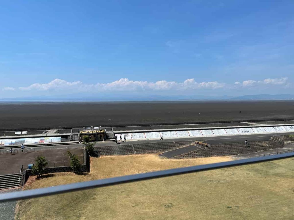 【無料スポット】干潟よか公園のプールと佐賀空港へ 6 東よか干潟ビジターセンター「ひがさす」の展望デッキからとった干潟とキングダム読破堤の写真