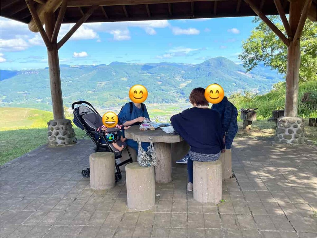 【大分旅行log】杉乃井ホテルで贅沢時間|じーじとばーばとの家族旅行第3弾 2024.10.18-19 4 切株山でお弁当を食べる家族写真