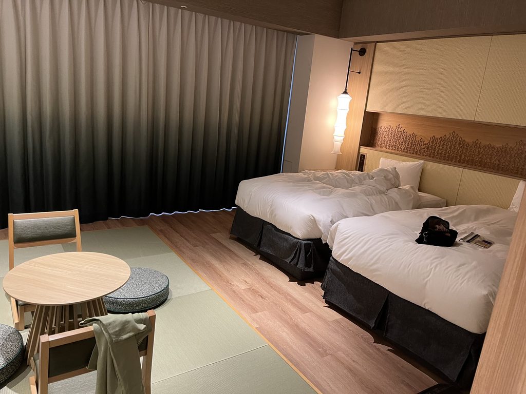 【大分旅行log】杉乃井ホテルで贅沢時間|じーじとばーばとの家族旅行第3弾 2024.10.18-19 6 目的地の杉乃井ホテルで宿泊した室内の写真