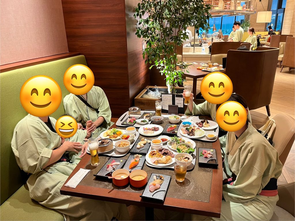 【大分旅行log】杉乃井ホテルで贅沢時間|じーじとばーばとの家族旅行第3弾 2024.10.18-19 7 杉乃井ホテルでSORAビュッフェを楽しむ家族写真