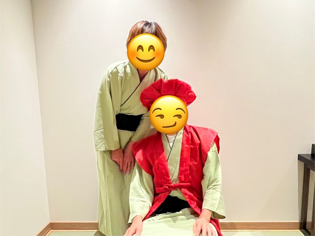【大分旅行log】杉乃井ホテルで贅沢時間|じーじとばーばとの家族旅行第3弾 2024.10.18-19 8 ちゃんちゃんこを着たじーじとばーばの写真