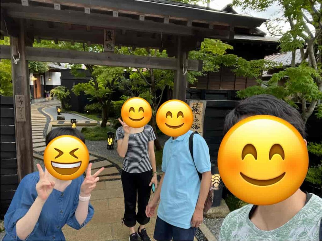 湯平温泉の癒しの宿鷹勝の入り口で撮った家族写真
