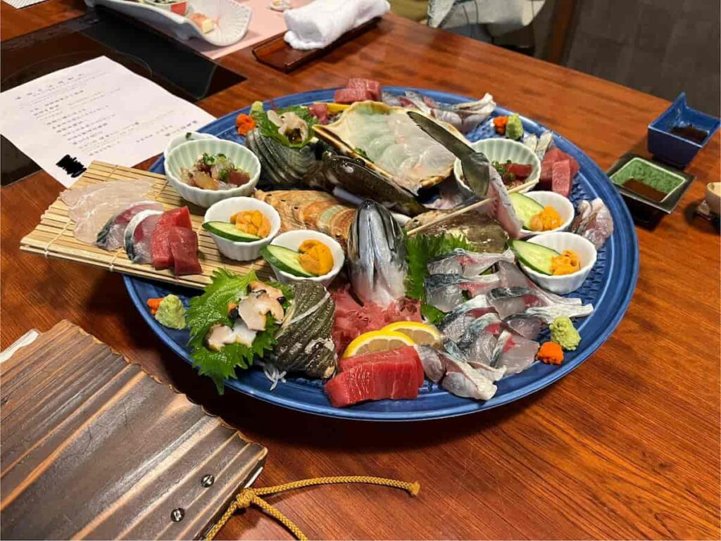 湯平温泉の鷹勝で提供されたボリューム満点の関サバ刺付活造りの写真