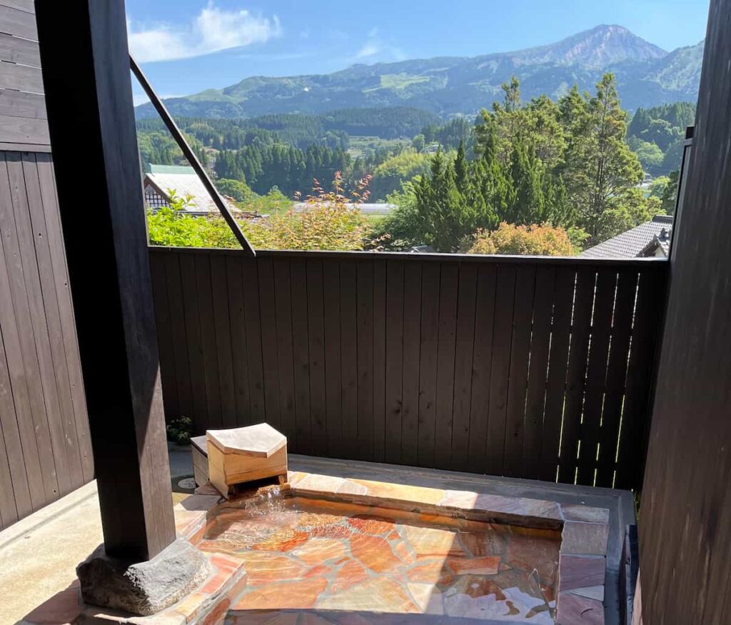 阿蘇旅行で訪れたみな和のお部屋の露天風呂と阿蘇山