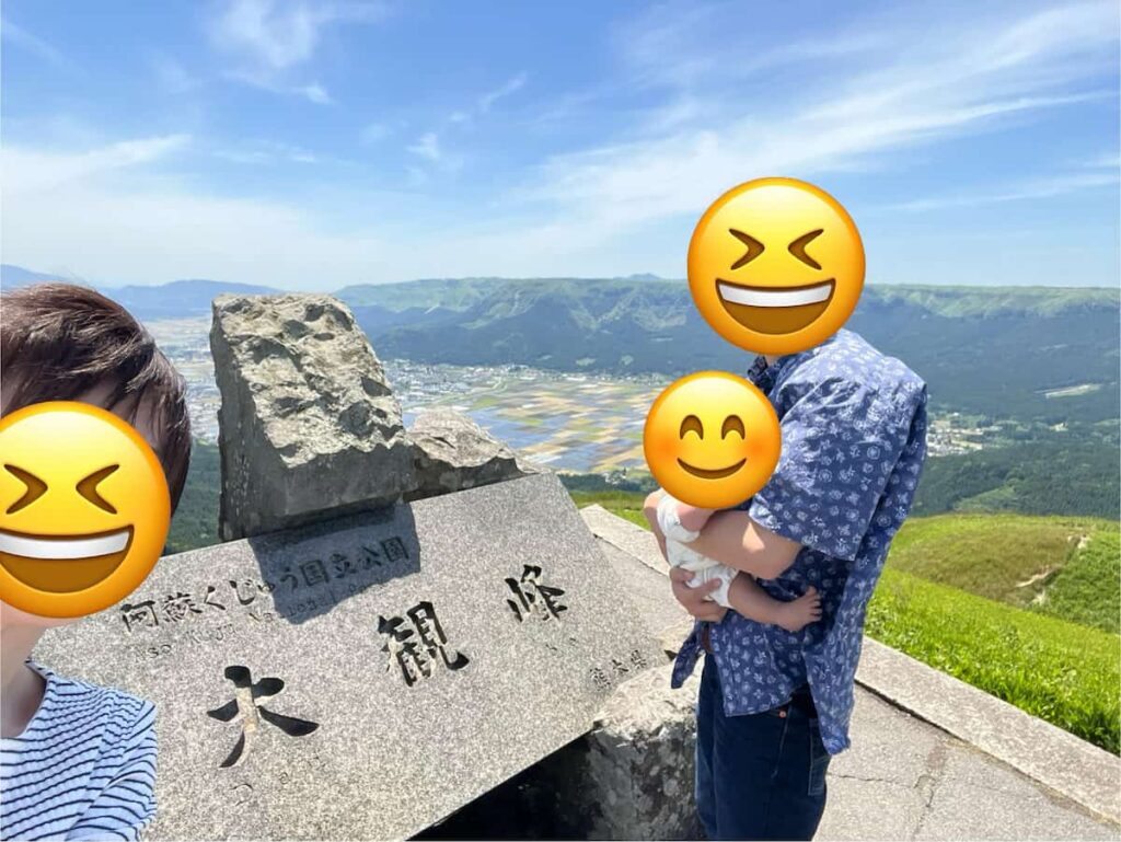 阿蘇旅行で訪れた大観峰の絶景で撮る家族写真

