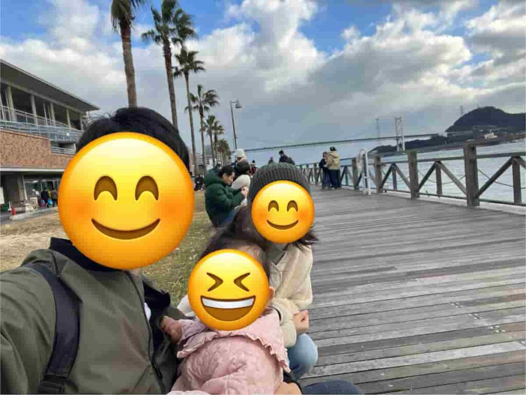 関門海峡をバックに唐戸市場で撮った写真