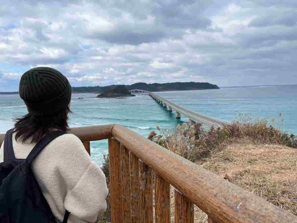 角島大橋をバックに撮った写真