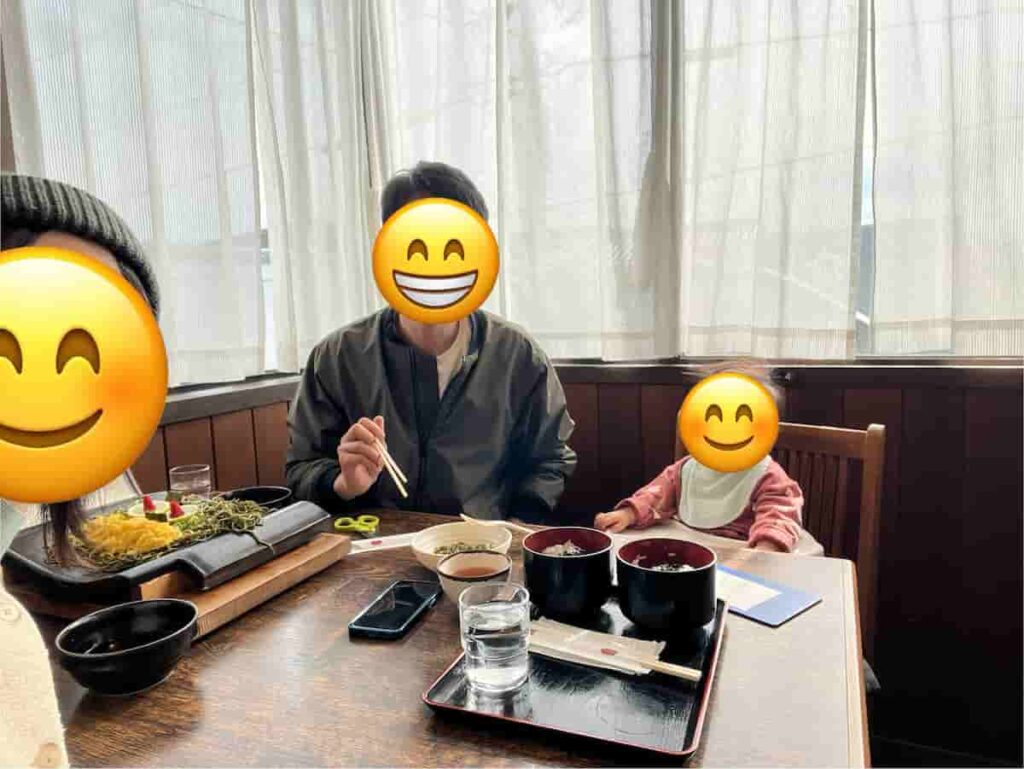 瓦そばを囲む家族写真