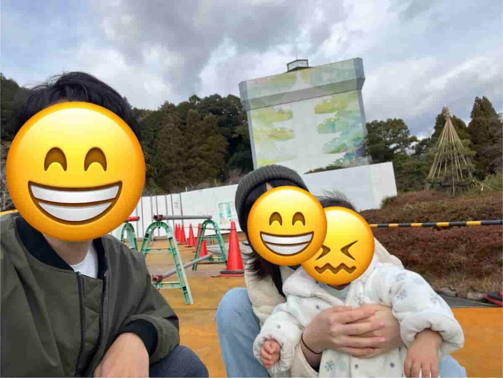 山口市の瑠璃光寺をバックに撮った家族写真