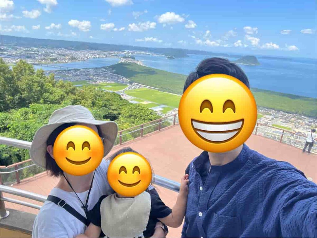 【唐津旅行log】唐津シーサイドホテル|鏡山展望台を巡るオーシャンビューの旅 2025.8.23-24 3 唐津市を代表する鏡山の山頂で撮った家族写真