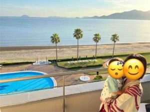 早朝の唐津シーサイドホテルのテラスで撮った家族写真