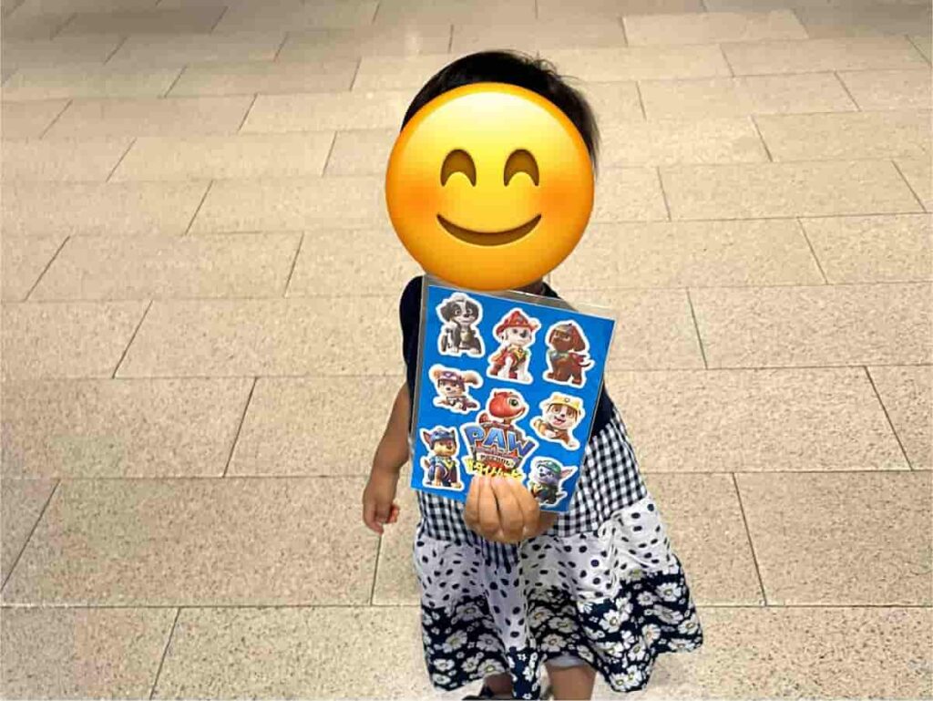 【スタンプラリー】福岡市地下鉄×パウパトロールコラボを巡る旅 9 パウパトステッカーをゲットし大喜びの娘の写真