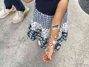腕にパウパトのステッカーを全部貼り付けた娘の写真
