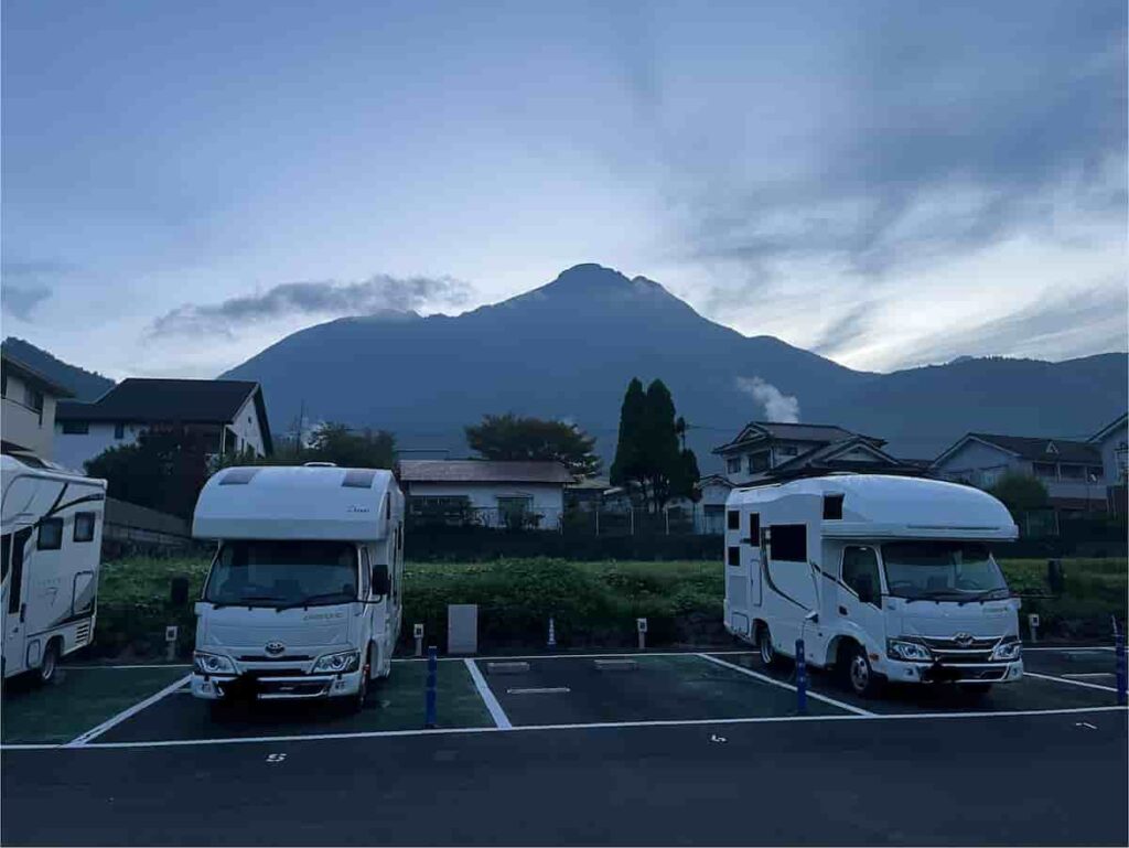 【キャンピングカー旅log】大分・熊本を巡る3泊4日ドライブ旅行 2026.8.25-27 4 由布岳とキャンピングカーの2ショット写真