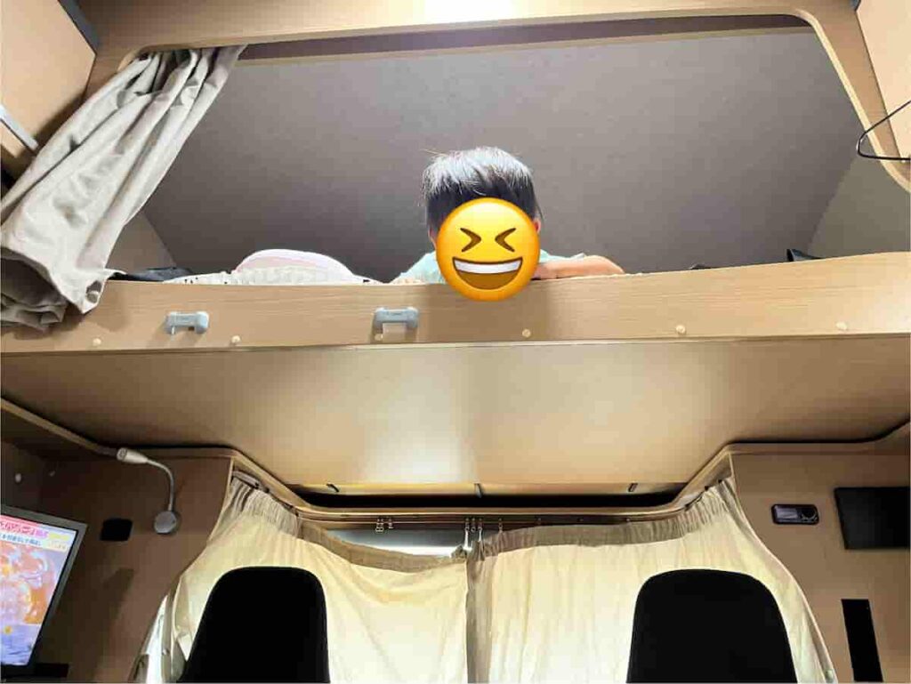 【キャンピングカー旅log】大分・熊本を巡る3泊4日ドライブ旅行 2026.8.25-27 3 キャンピングカーのロフト部分から覗く娘の写真