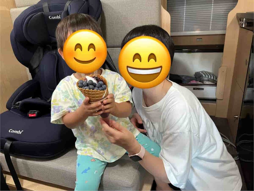 【キャンピングカー旅log】大分・熊本を巡る3泊4日ドライブ旅行 2026.8.25-27 9 アソブルで買ったブルーベリーソフトを食べるママと娘