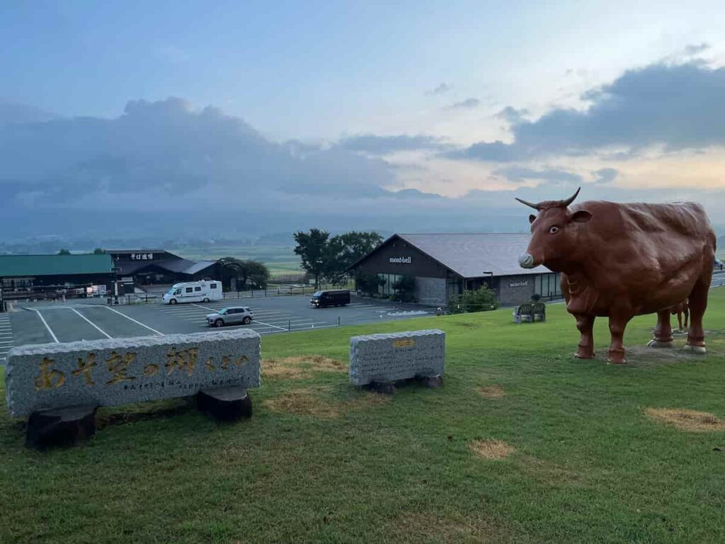 【キャンピングカー旅log】大分・熊本を巡る3泊4日ドライブ旅行 2026.8.25-27 14 早朝の道の駅あそ望の郷くぎのの写真