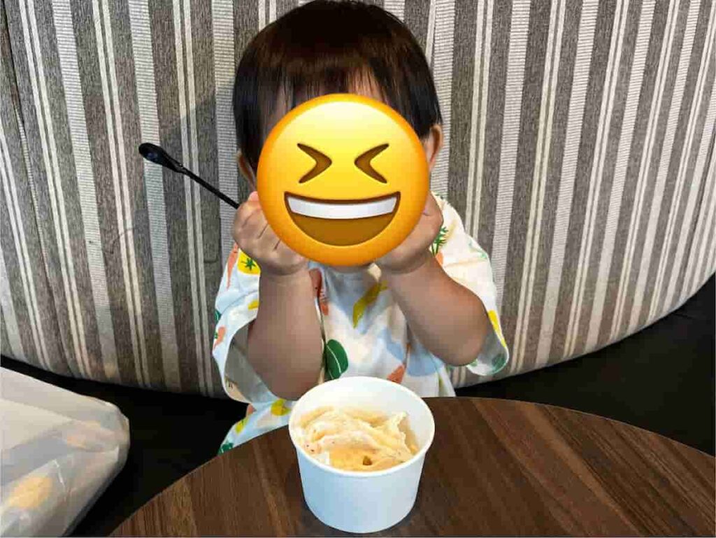 【キャンピングカー旅log】大分・熊本を巡る3泊4日ドライブ旅行 2026.8.25-27 16 アソミルクファクトリーでジェラートを食べる娘