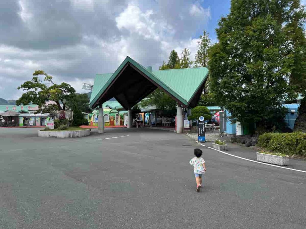 【キャンピングカー旅log】大分・熊本を巡る3泊4日ドライブ旅行 2026.8.25-27 17 阿蘇ファームランドへ駆け込む娘の写真