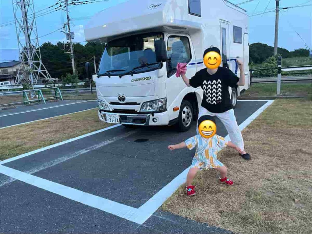 【キャンピングカー旅log】大分・熊本を巡る3泊4日ドライブ旅行 2026.8.25-27 18 道の駅むなかたでポーズを決めるママと娘