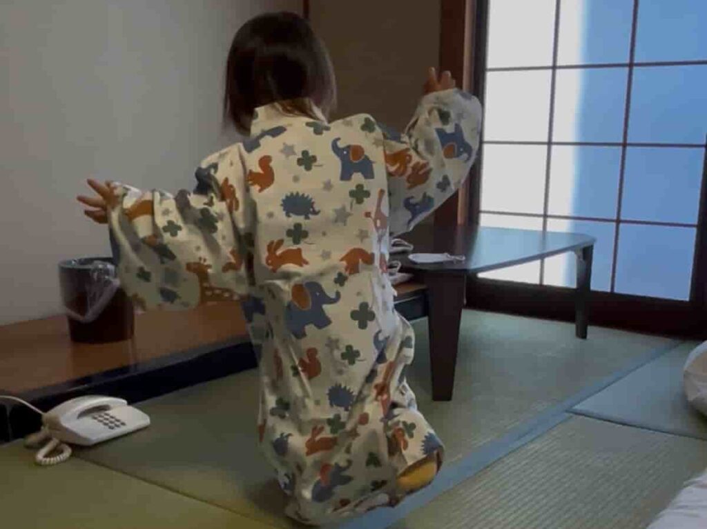 【嬉野温泉旅行log】大江戸温泉物語 嬉野館・武雄市図書館を巡る旅 2025.11.29-30 7 お部屋で浴衣を楽しむ娘の写真