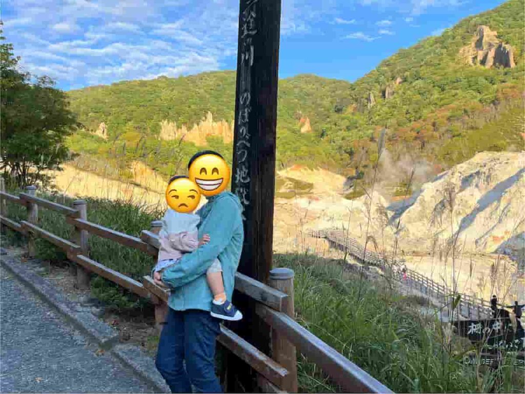 【北海道旅行Part1】0歳・2歳連れで巡る5泊6日の家族旅行|登別・函館編 2026.17-22 6 鉄線池をおさめながら撮った娘とママの写真