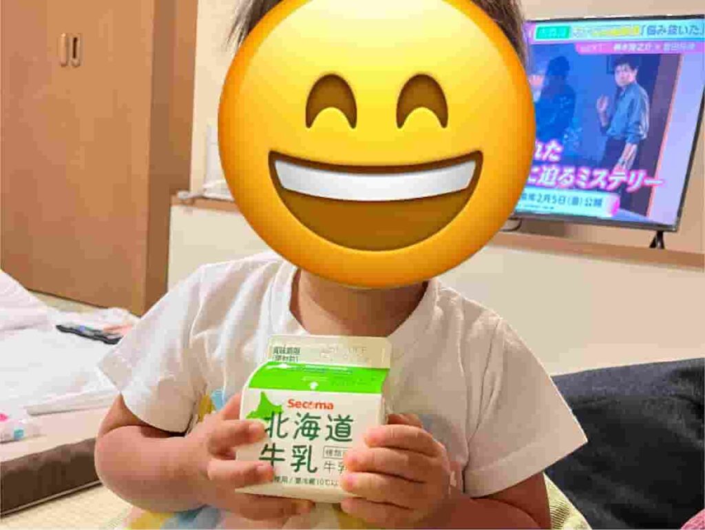 【北海道旅行Part1】0歳・2歳連れで巡る5泊6日の家族旅行|登別・函館編 2026.17-22 12 朝食に北海道牛乳を楽しむ娘の写真