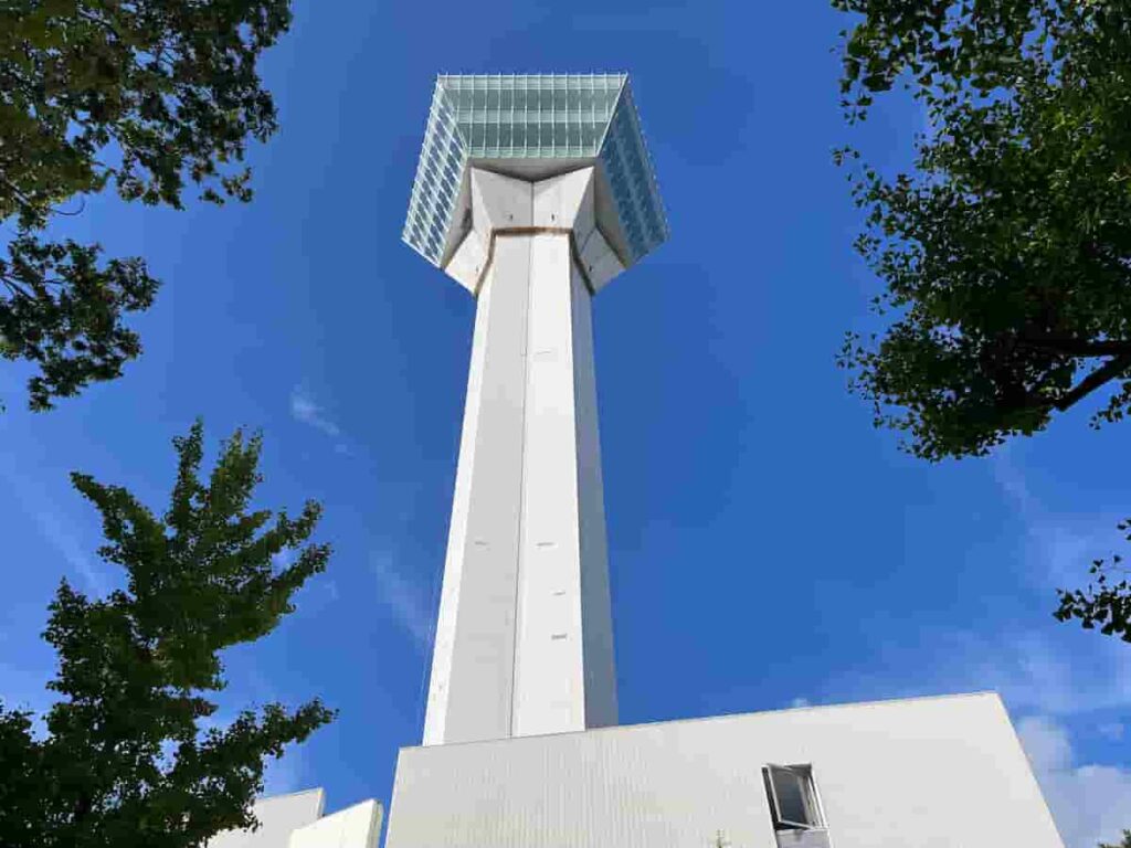 【北海道旅行Part1】0歳・2歳連れで巡る5泊6日の家族旅行|登別・函館編 2026.17-22 17 五稜郭タワーを見上げるアングルの写真
