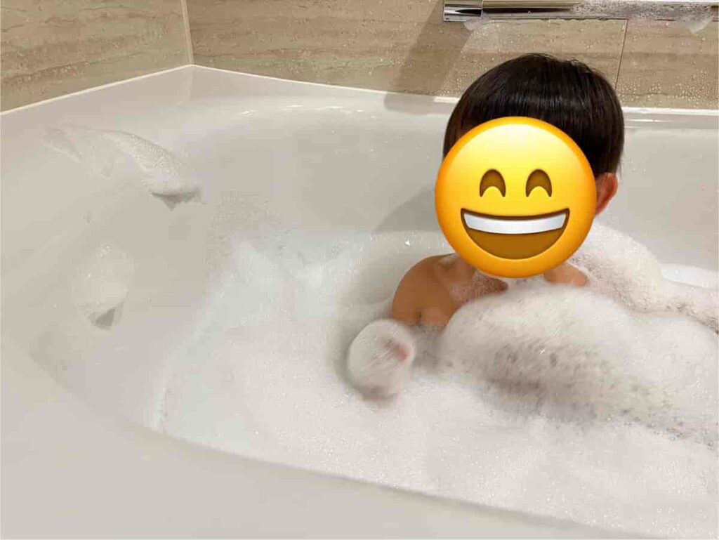 【北海道旅行Part1】0歳・2歳連れで巡る5泊6日の家族旅行|登別・函館編 2026.17-22 23 ホテルで泡風呂を楽しむ娘の写真