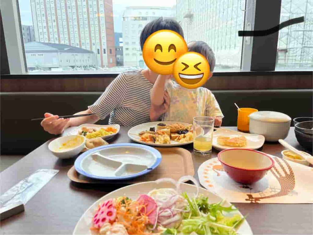 【北海道旅行Part2】0歳・2歳連れで巡る5泊6日の家族旅行|函館・洞爺湖・小樽・札幌 2026.9.17-22 3 センチュリーマリーナの朝食ビュフェ時の娘とママの写真