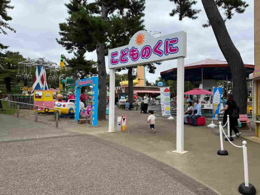 【北海道旅行Part2】0歳・2歳連れで巡る5泊6日の家族旅行|函館・洞爺湖・小樽・札幌 2026.9.17-22 7 函館で遊んだ函館公園のこどものくの写真