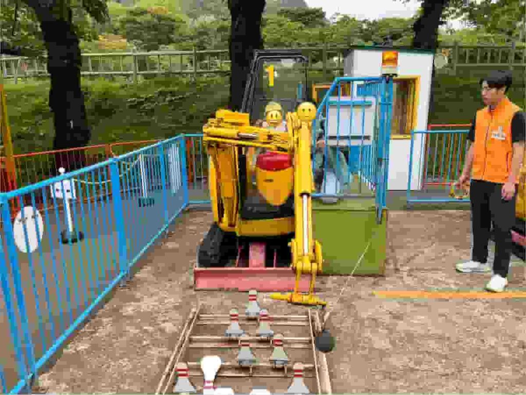 【北海道旅行Part2】0歳・2歳連れで巡る5泊6日の家族旅行|函館・洞爺湖・小樽・札幌 2026.9.17-22 8 ショベルカーで遊ぶ娘の写真