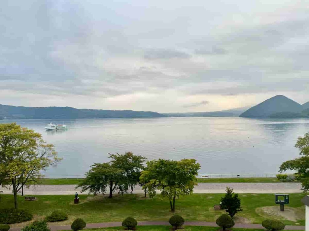 【北海道旅行Part2】0歳・2歳連れで巡る5泊6日の家族旅行|函館・洞爺湖・小樽・札幌 2026.9.17-22 14 函館感恋ホテルの部屋から見える洞爺湖の写真