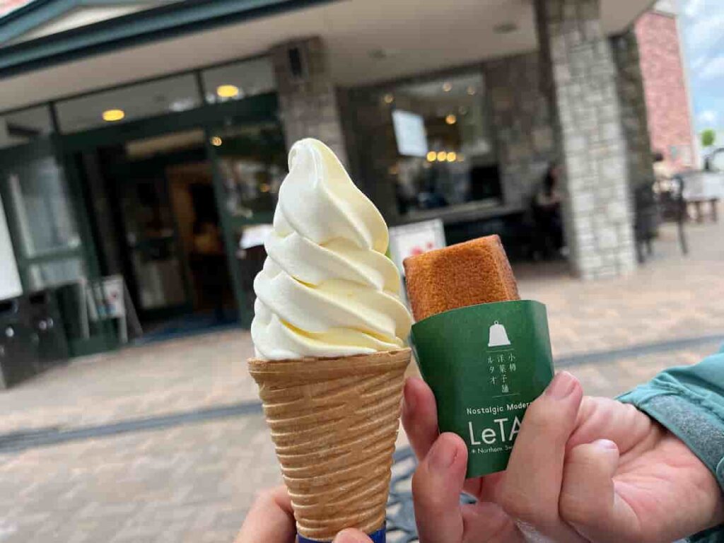 【北海道旅行Part2】0歳・2歳連れで巡る5泊6日の家族旅行|函館・洞爺湖・小樽・札幌 2026.9.17-22 29 ルタオで買ったソフトクリームとフィナンシェの写真