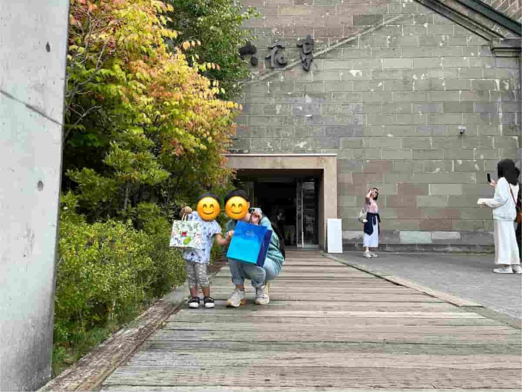 【北海道旅行Part2】0歳・2歳連れで巡る5泊6日の家族旅行|函館・洞爺湖・小樽・札幌 2026.9.17-22 30 六花亭で撮った記念写真
