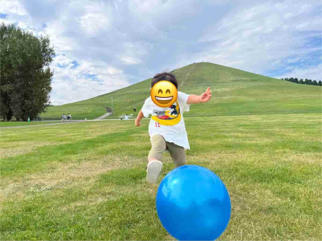 モエレ沼公園でボール遊びする娘