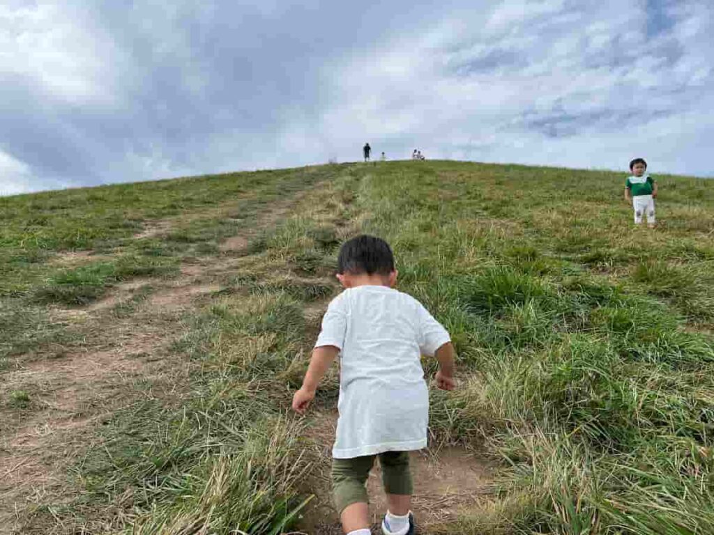 モエレ沼公園のモエレ山を頑張って登る娘の写真