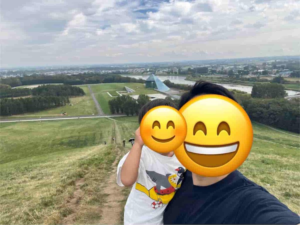 モエレ山に登って撮影した娘とパパの写真